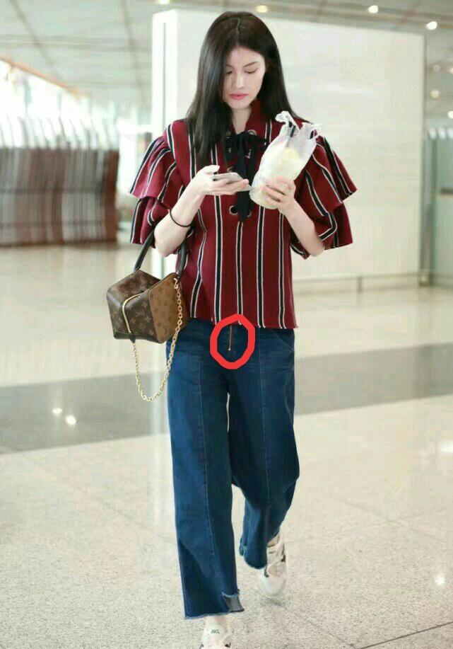 超模何穗机场喝奶茶,裤子拉链太抢眼!
