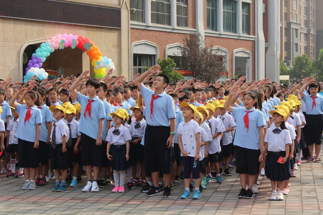 奥龙小学开学第一课:弘扬体育精神 开启健康成长