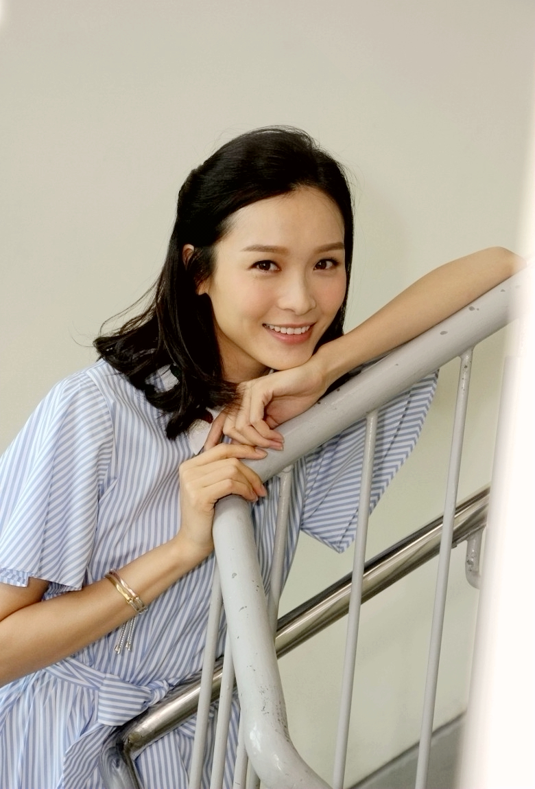 tvb李佳芯接受专访,小清新look出镜,甜美自然,靓丽大方!