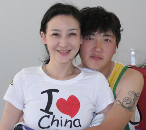 孙楠两段婚姻,两任妻子所生的女儿一模一样,前妻48岁仍单身