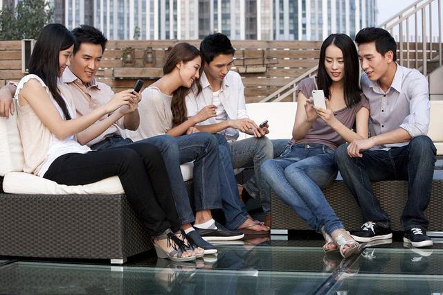 同学聚会,大家却都在玩手机,班长一个提议,大家立马都精神了