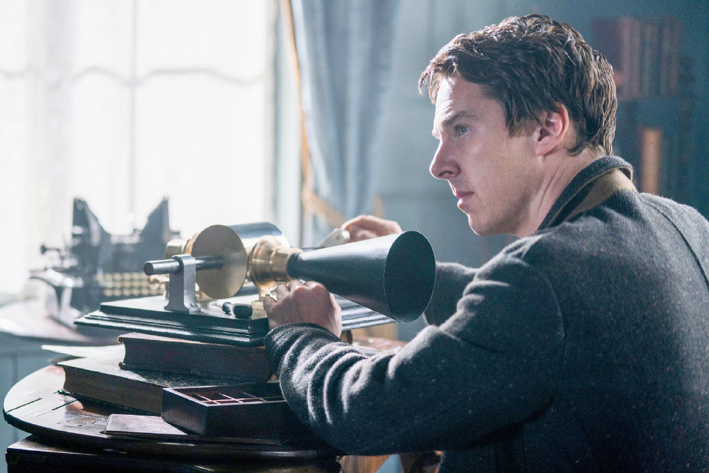 《电力之战》新剧照,卷福饰演的爱迪生