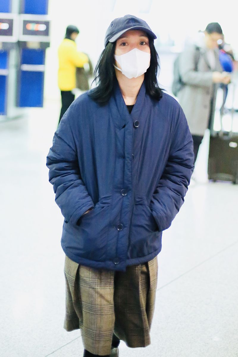 周迅街拍:深蓝色棉服格纹毛呢裙 dr. martens马丁靴保暖养生girl