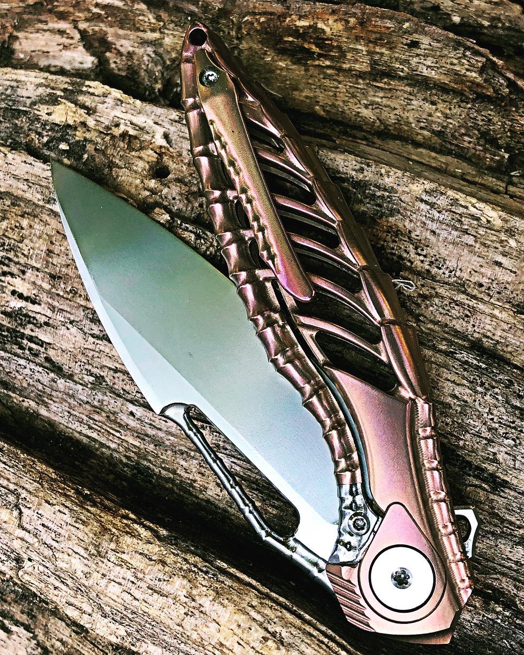 科技感十足的匕首用科技感来诠释时代性外形科技感十足