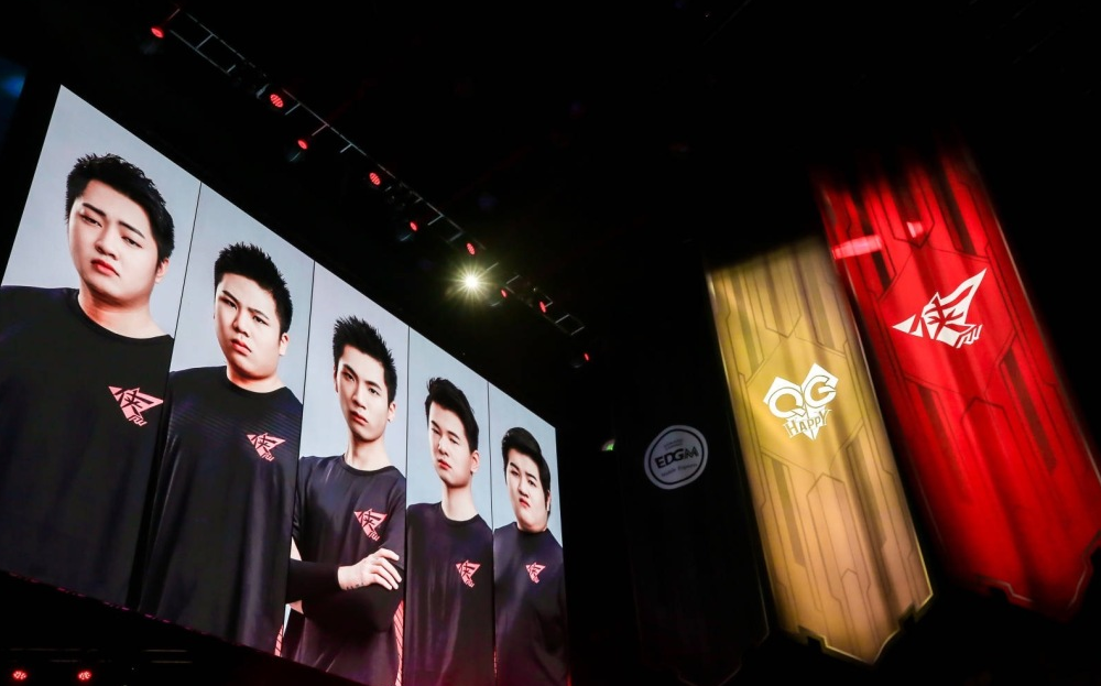 xq阿泰,情浪互换位置,阿泰回到中路,情浪一波绕后失误被翻盘