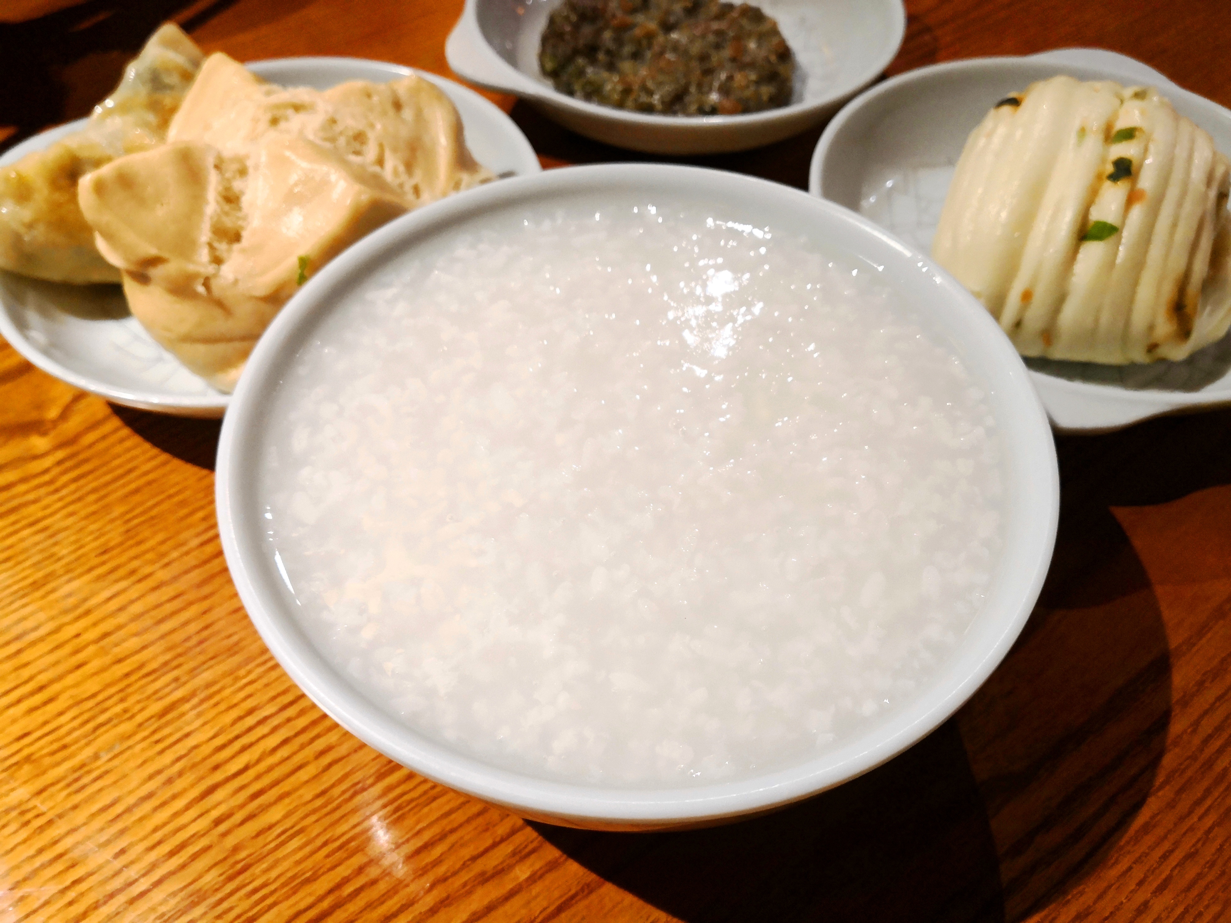冬季两人温暖晚餐:大米粥搭配几道点心,这样吃简单又营养,暖心又舒心!