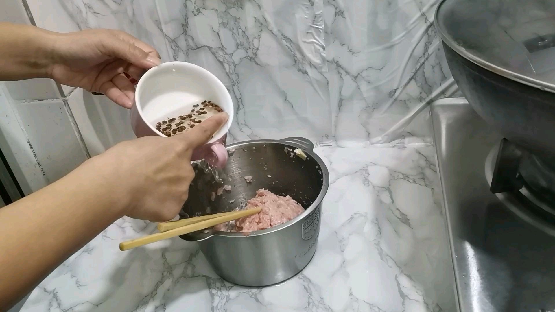 做了一锅孩子爱吃的包子,13岁的孩子一顿吃了8个
