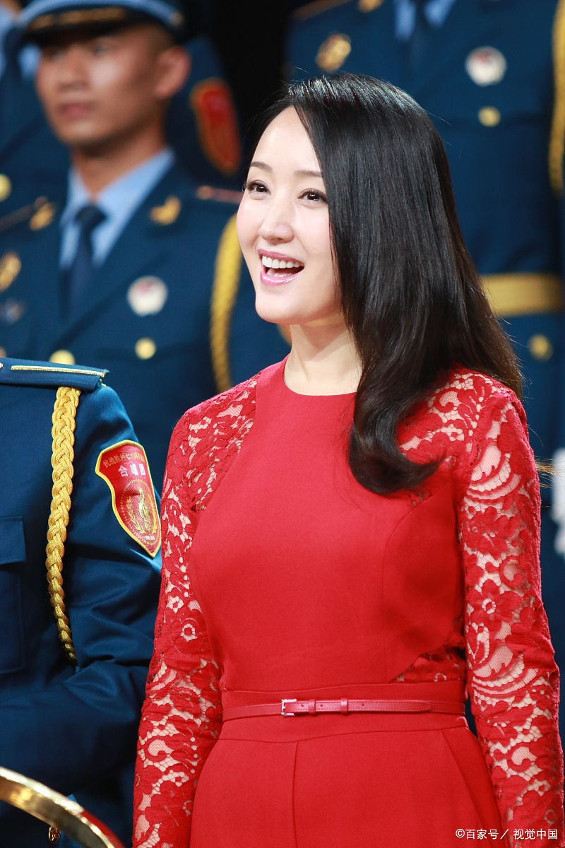 央视四套中国新闻的主持人余露莹:美貌与才华并存的新时代女性