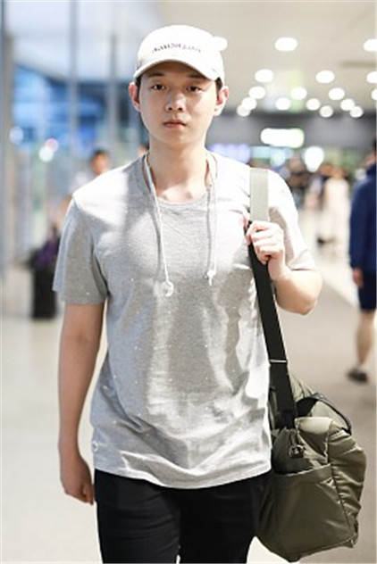 霍尊现身机场,圆脸嘟嘟眼睛无神"娘气"满分,变佛系达人