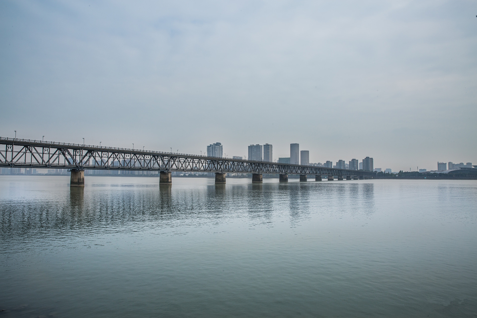 钱塘江大桥是中国自行设计,建造的第一座双层铁路,公路两用桥,是我国