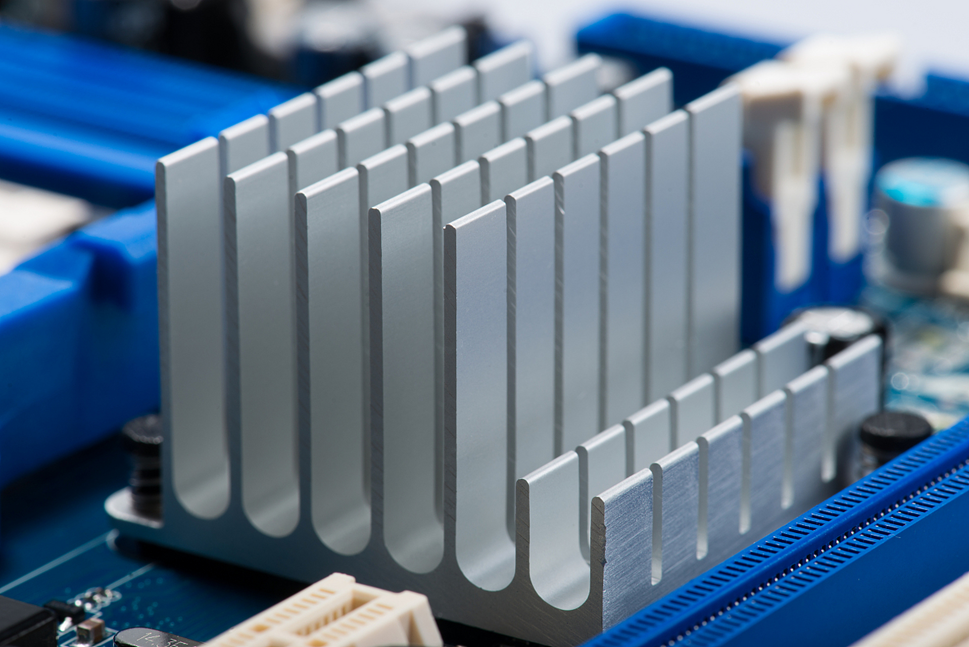 固态电池龙头企业,业绩狂飙1852%!受国家政策大力扶持,技术遥遥领先.