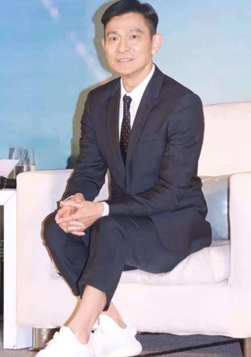 刘德华穿了一条魔性的裤子,设计角度刁钻,网友:要卖断货!