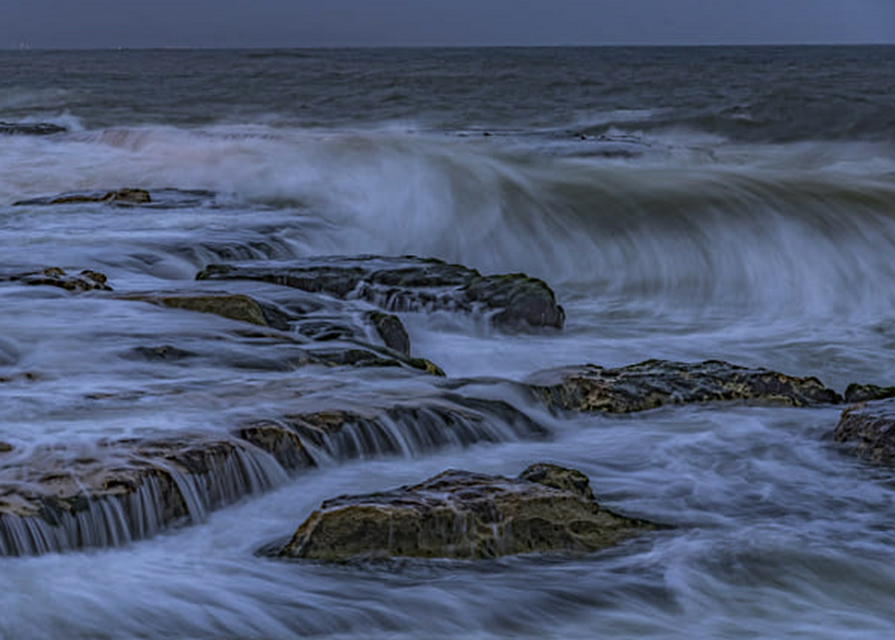 墨色浓云挤压着天空,掩去了刚刚的满眼猩红,沉沉的仿佛要坠下来