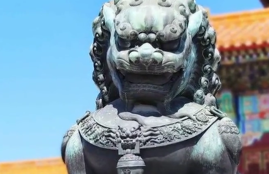 门前的石狮子为何嘴里的含有球,球又是如何放进去的呢?