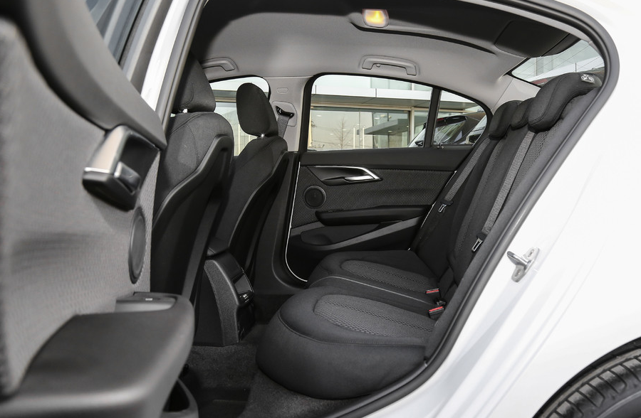 舒适这方面我也没什么太大的要求,感觉空间够大就是舒服,尤其后排,很