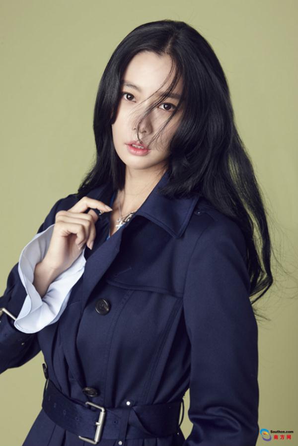 克拉拉简约风衣look 诠释春天里的飒爽英姿