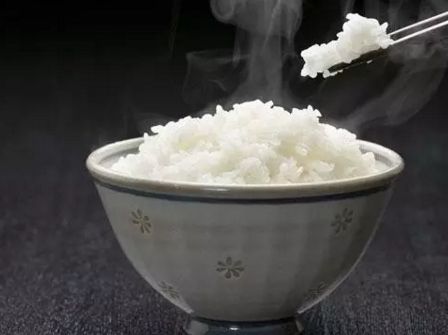 蒸米饭不要只放水,自从知道要加它后,都说蒸的米饭好吃了很多
