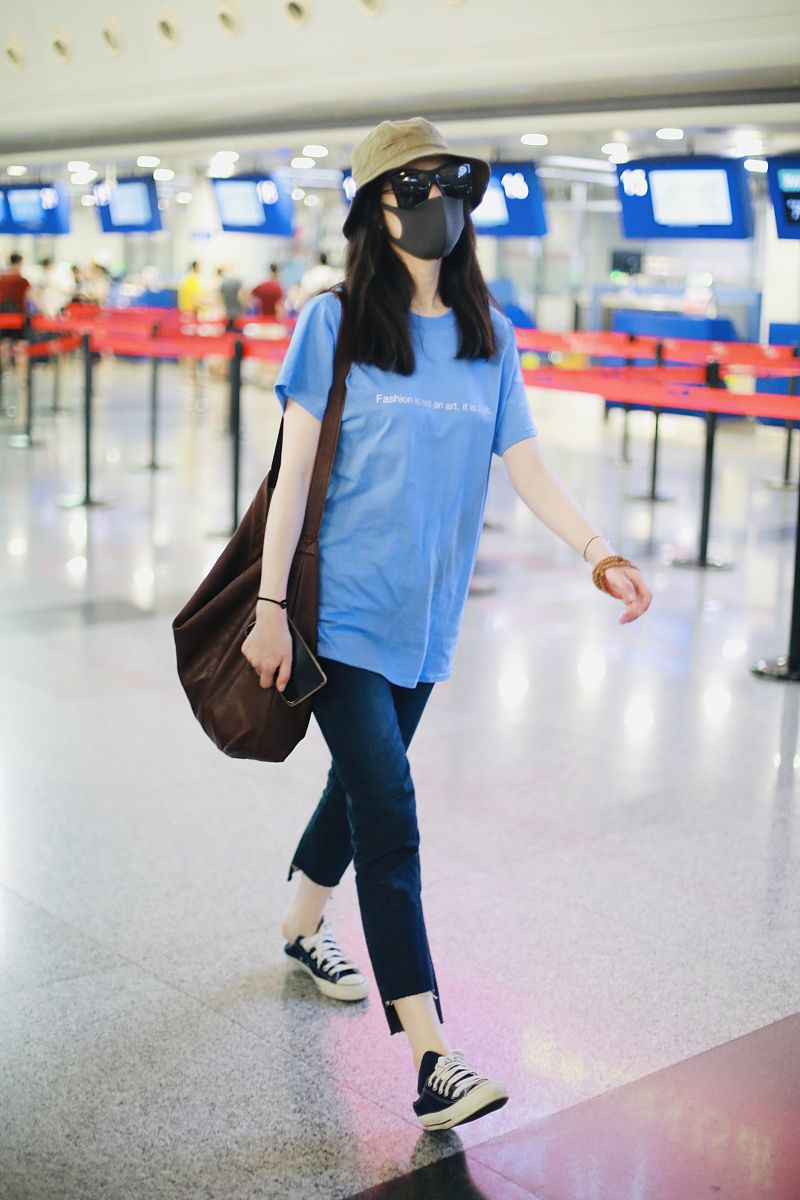 天蓝色t恤rag & bone牛仔裤 converse帆布鞋nest robe棕色大包文艺范