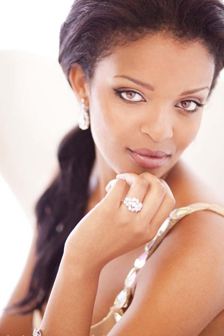 塞内加尔的美女,现住在比利时,还在赢得了2008年比利时小姐.