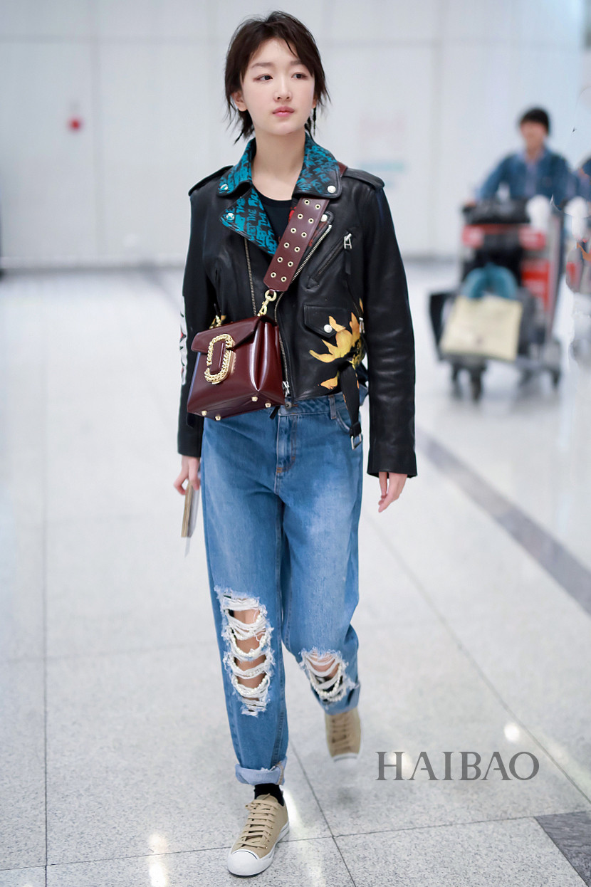 周冬雨2018年1月4日机场街拍:身着博柏利 (burberry) 黑色羽绒服,搭配