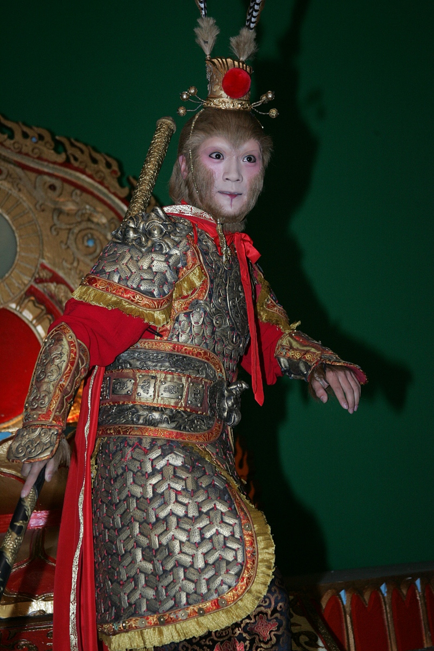 要画孙悟空的铠甲,可以按照以下步骤进行:  1.