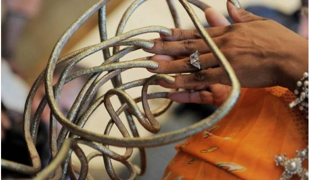 妇女20年没剪过指甲,总长度达6米,自称生活已经不能自理!