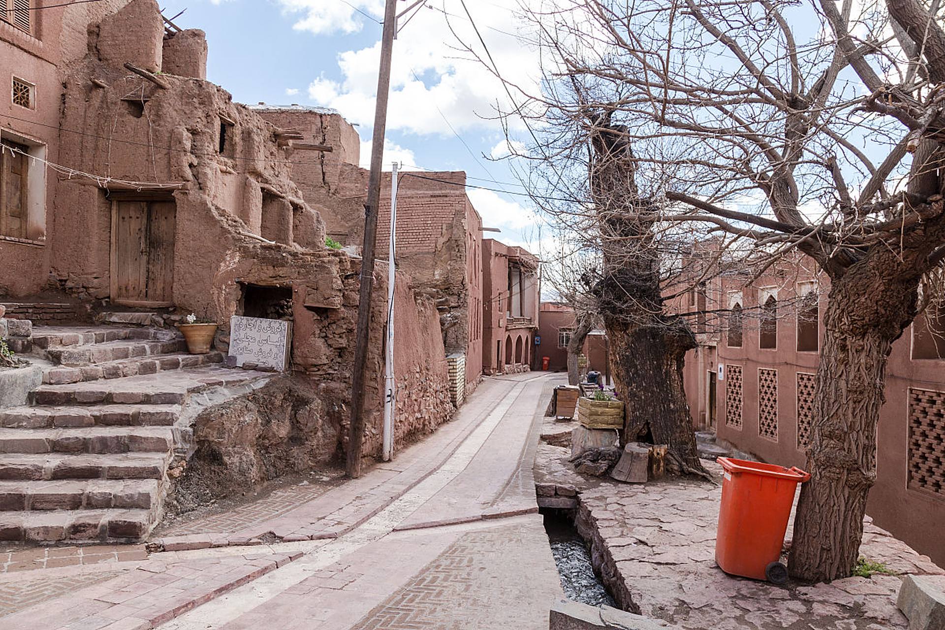 东干村保留中国文化和语言,与乌兹别克文化融合,体现生活方式,建筑