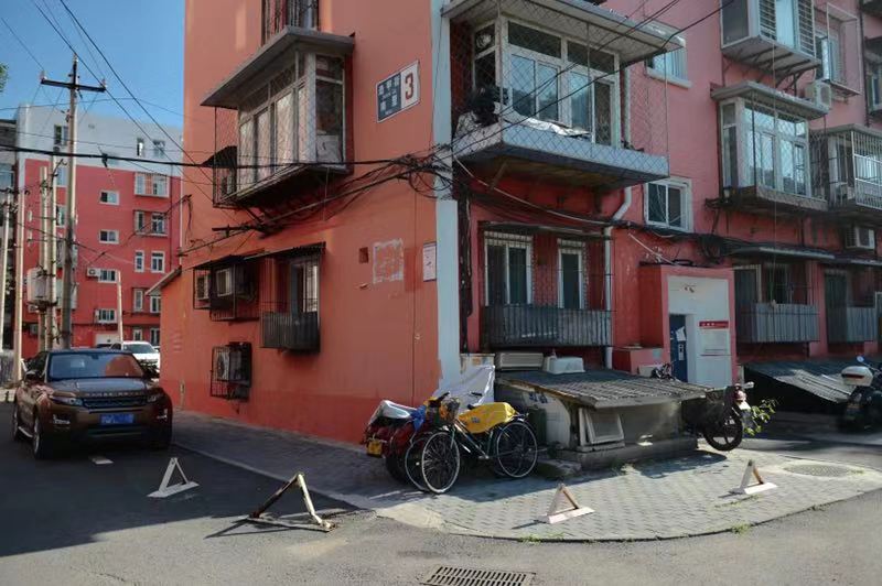 造甲街南里等老旧小区停车难:私设地锁,外来车占车位