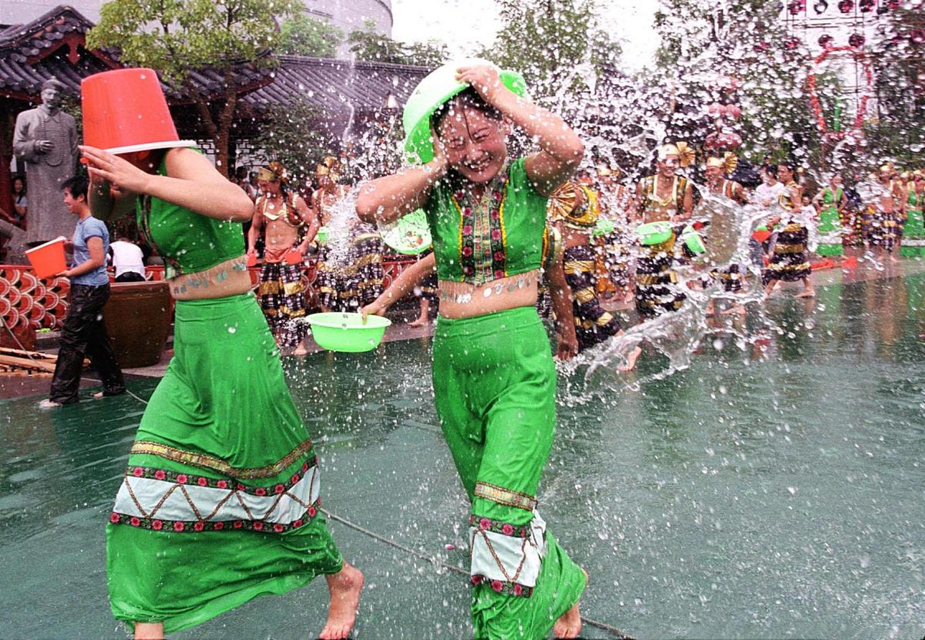 近日网上都在报道"云南泼水节 群众热情"洗警"",大家太热情了.