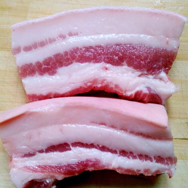 第2步,将夹心五花肉用清水洗净