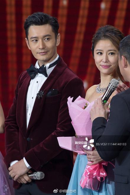 养眼!黄晓明牵手林心如春晚深情合唱《深情相拥》