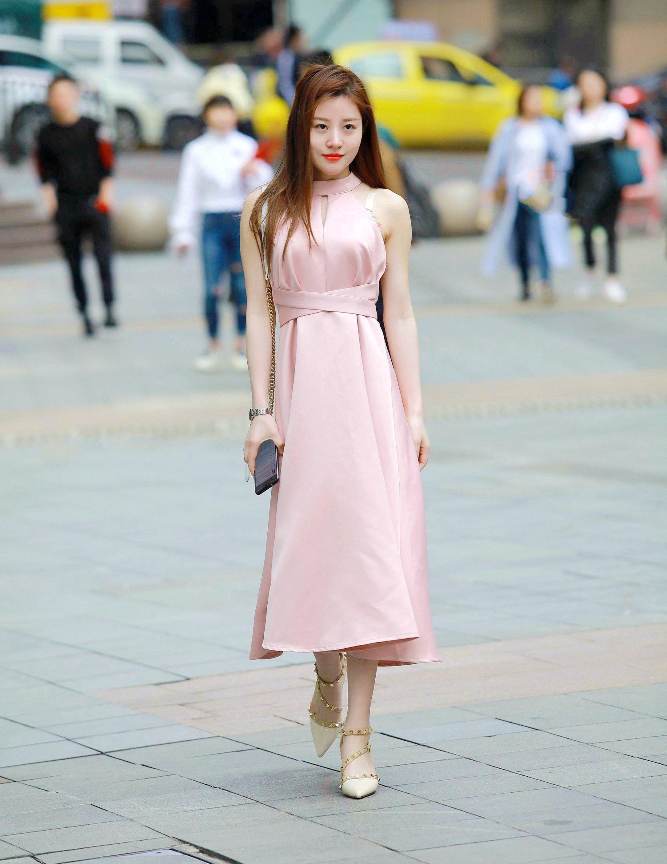 街拍:美女穿粉色收腰连衣长裙,精致的面容美到极致