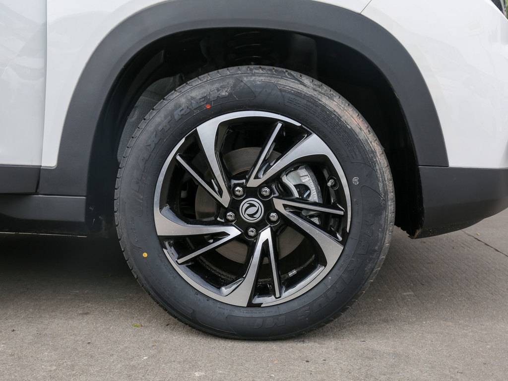 五幅式的轮毂当中,因为使用的是三角形的黑色设计,因此就如同是.