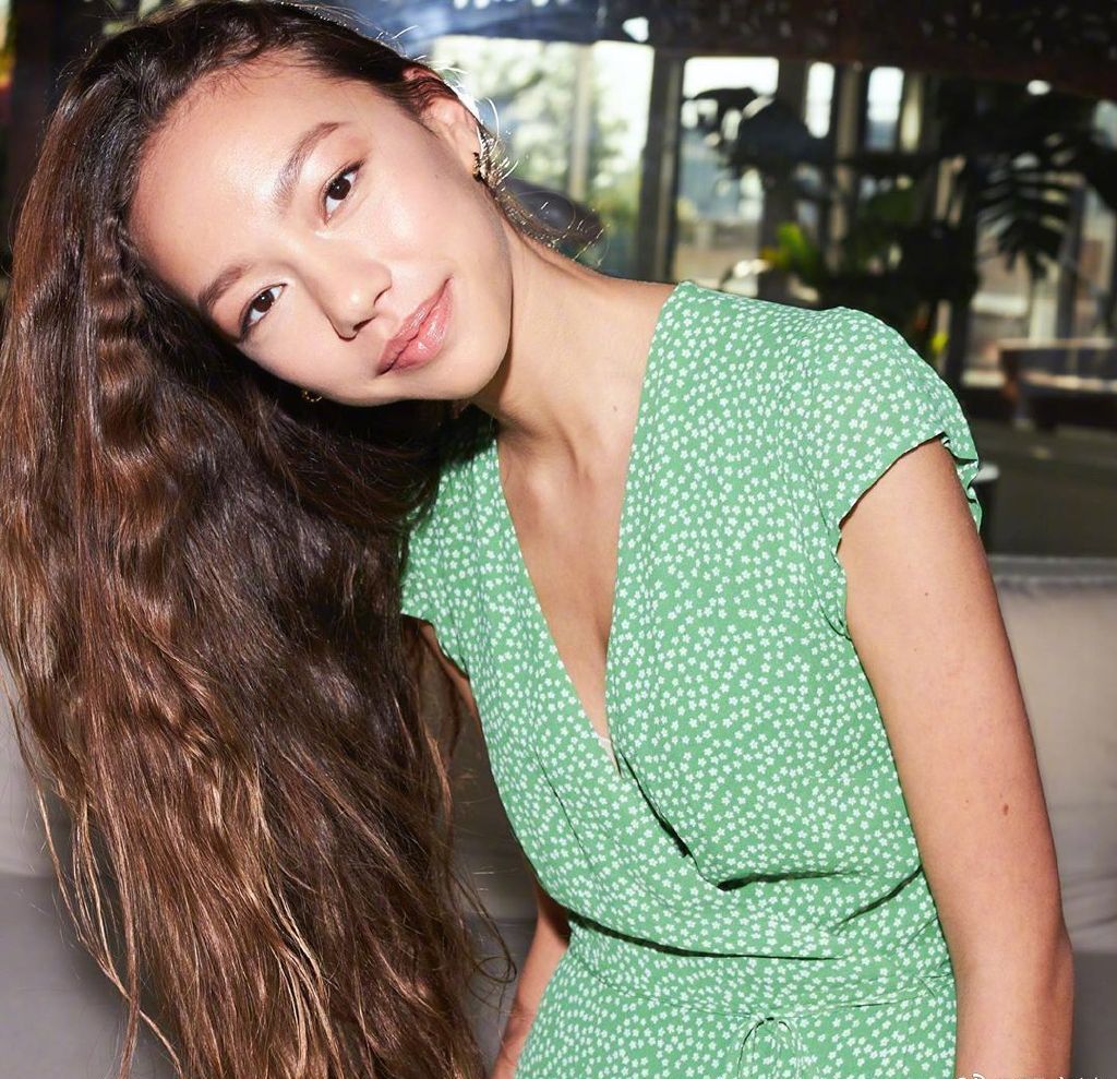 邓文迪晒16岁小女儿庆生照,克洛伊气质太赞,母女穿长裙美成姐妹