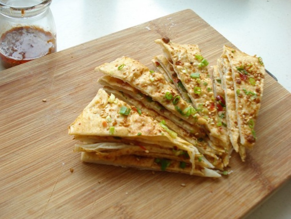 "四人分饼"这句农村谚语,说的是四个人把一张大饼分开吃.