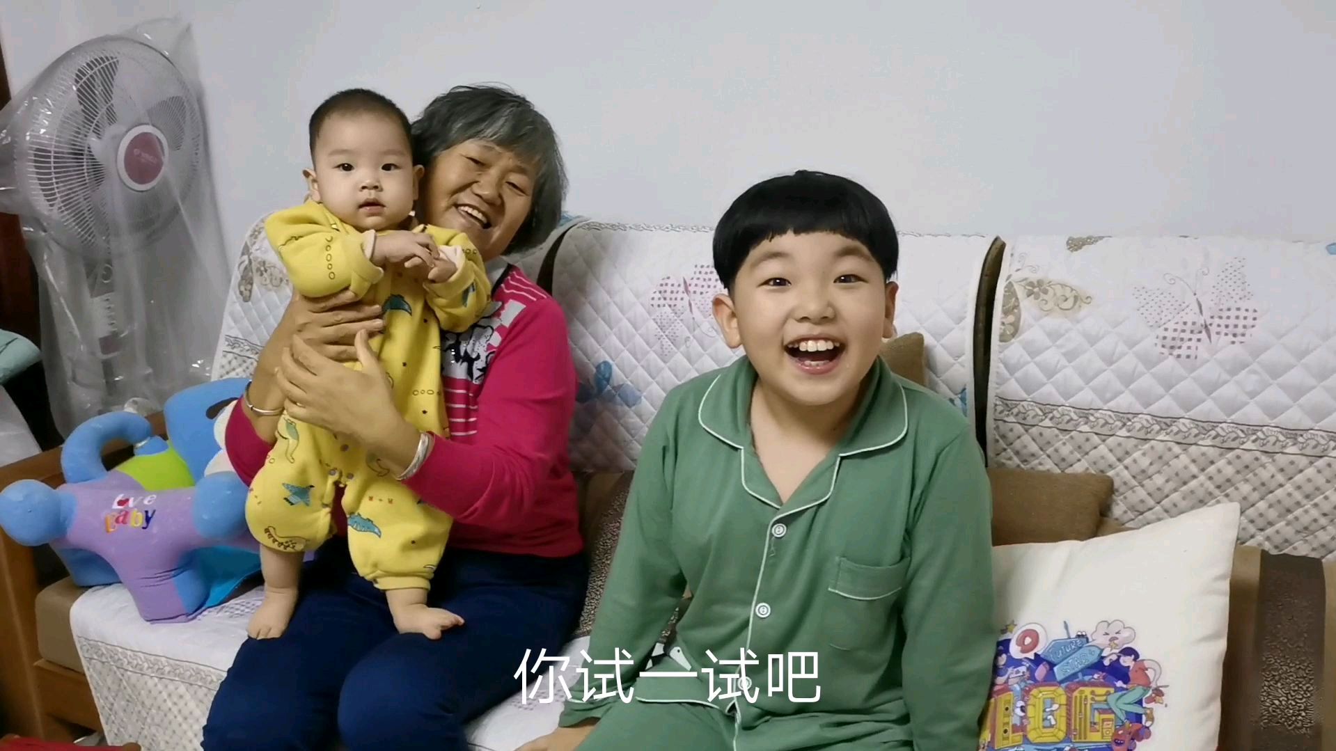 东东收到妈妈朋友的礼物开心到飞起来,难道真的到了臭美的年纪?