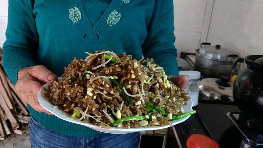 受新冠状病毒影响 妹子一家做湛江特产红薯粉条 全家瞬间吃光盘