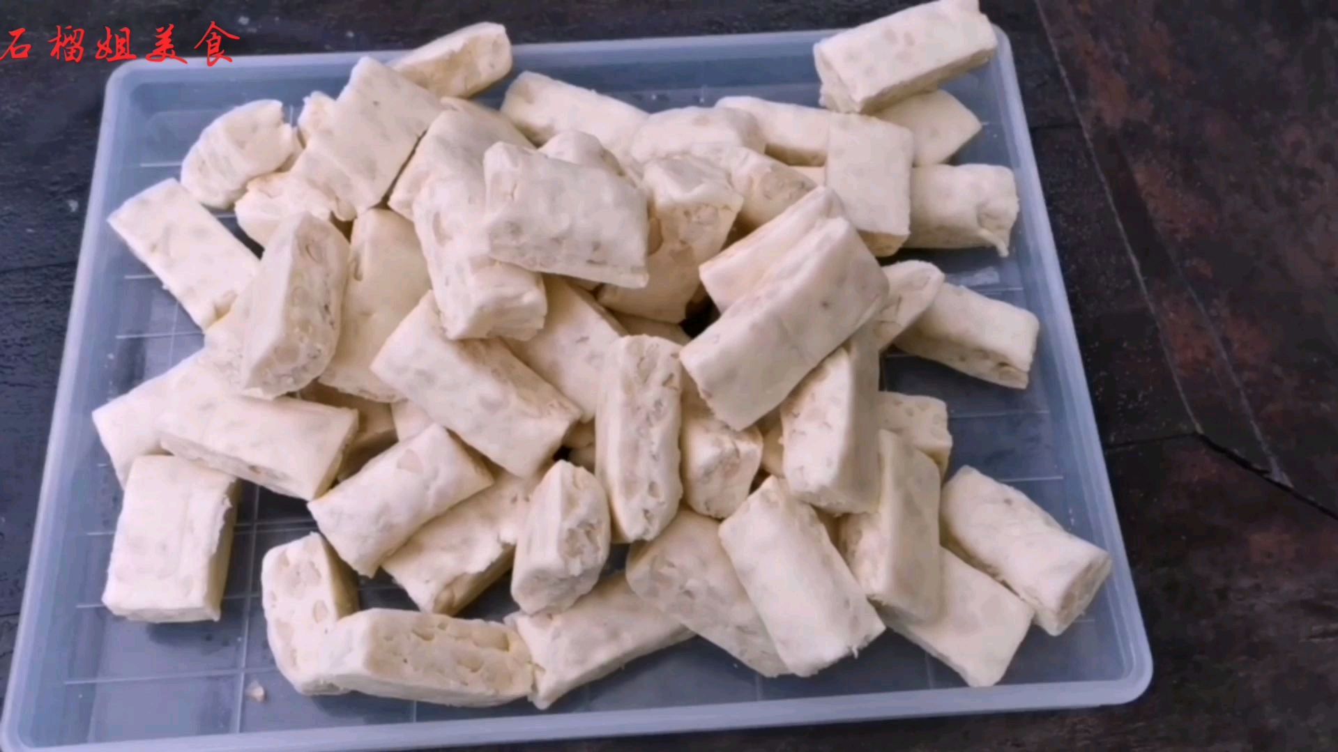 快过年了,无锡大姐教你做花生牛轧糖,味道纯正,奶香味十足