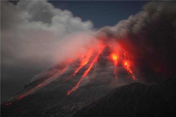 尼亚穆拉吉拉火山图片