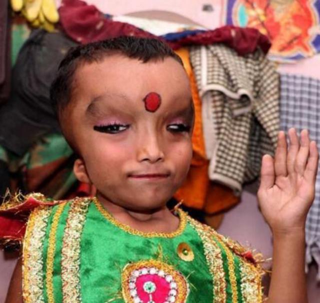 印度6岁男童被称"象头神"转世,受很多人膜拜,网友:孩子毁了