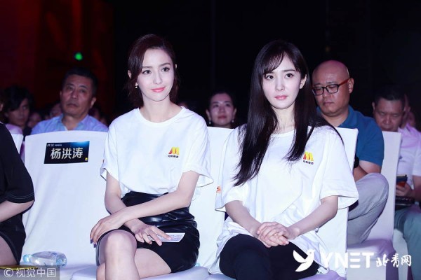 杨幂佟丽娅亲密热聊 穿简单白t依旧高颜值