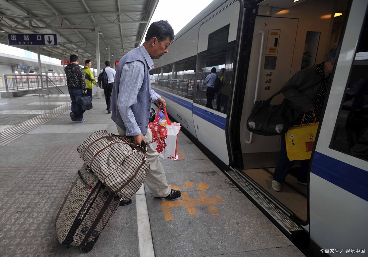 纪实:追逐烟雾的尴尬,大爷下车抽烟,高铁门却关闭了