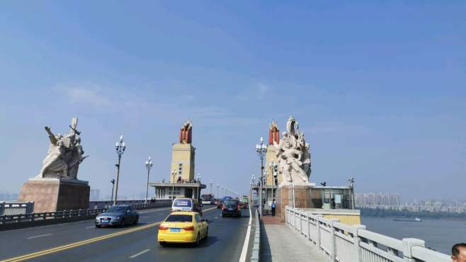 实拍南京长江大桥，太震撼了，中国人自主设计建造的铁公路两用桥