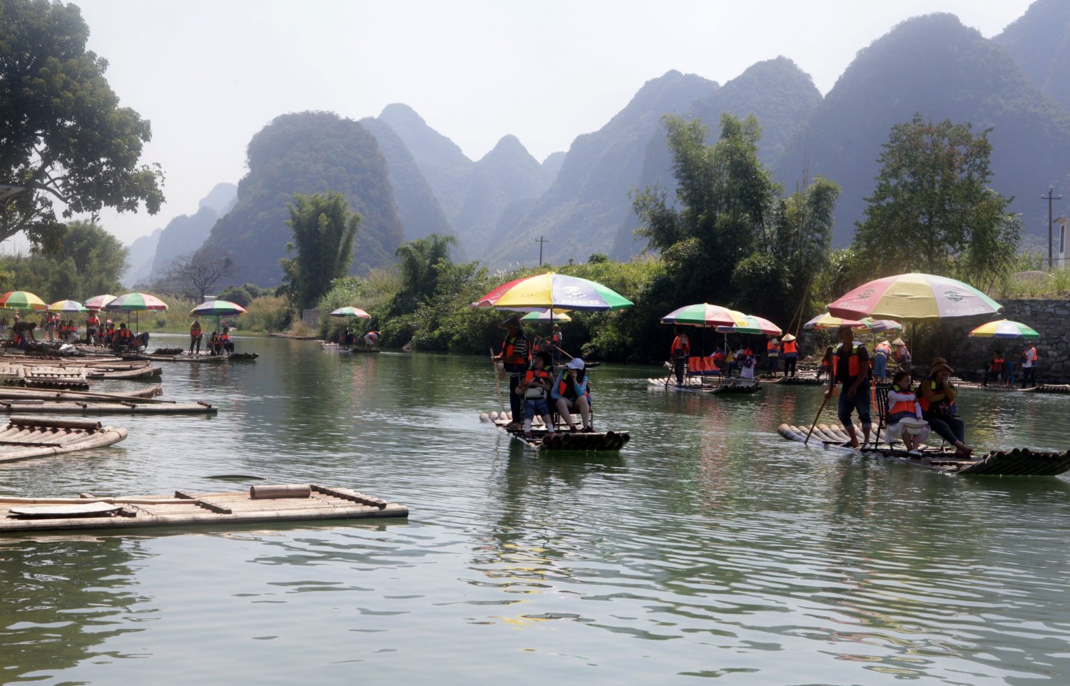 广西桂林:国庆假期持续火热,遇龙景区游客络绎不绝