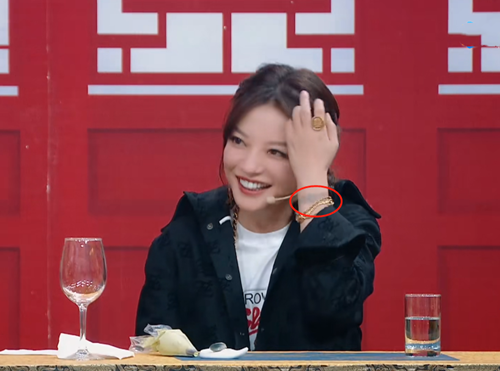 节目组忘记给赵薇打码,看清她手腕上的纹身后,网友纷纷截图保存