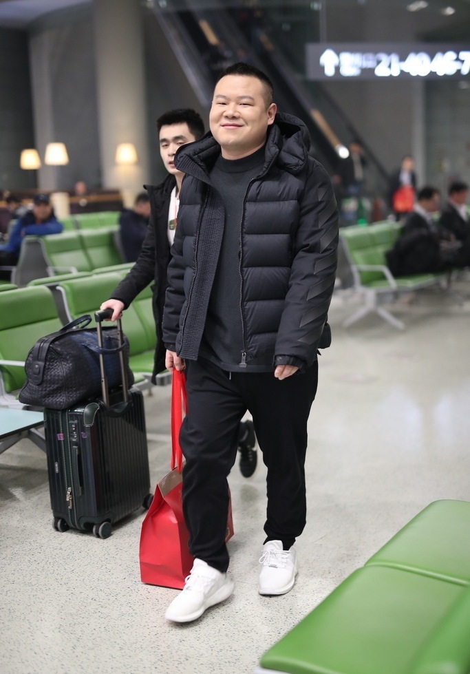 岳云鹏机场候机戴墨镜装酷 见镜头一秒破功