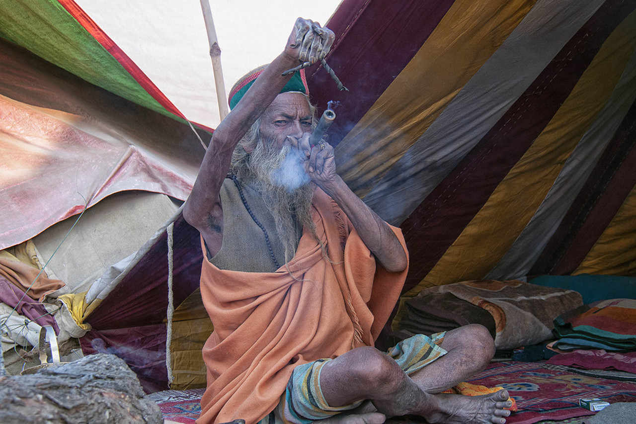 世界最顽强"苦行僧":高举右臂45年,至今无人能让其放下!