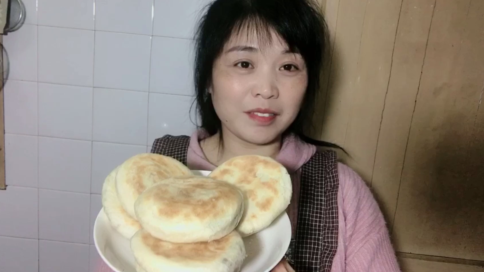 打工妹出租屋里做豆沙香酥饼,外表金黄口感酥脆,做法你一看就会