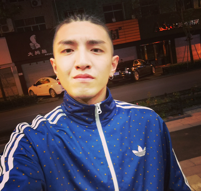 金瀚尝试过的几种发型,寸头还能接受,看到图三,00后掉头就走