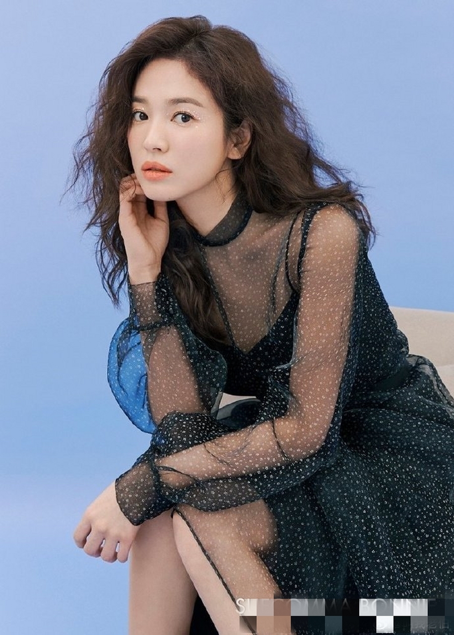 卷发造型的宋慧乔精致如洋娃娃,牛仔裙白色系统统轻松驾驭,颜值依旧